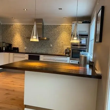 Villa 15 Mins From Center, Familyhome *